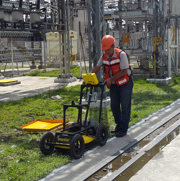 Equipo de georadar GPR en operación detectando tuberías enterradas