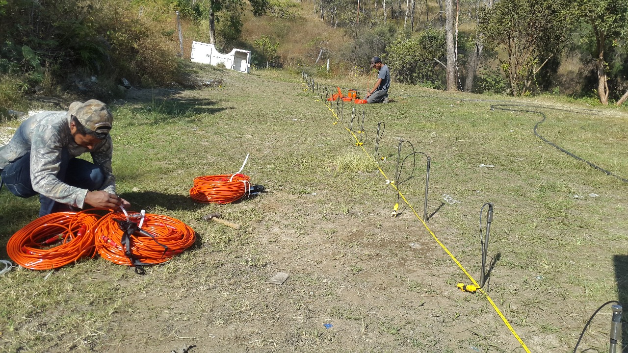 Equipo de tomografía eléctrica con electrodos en campo