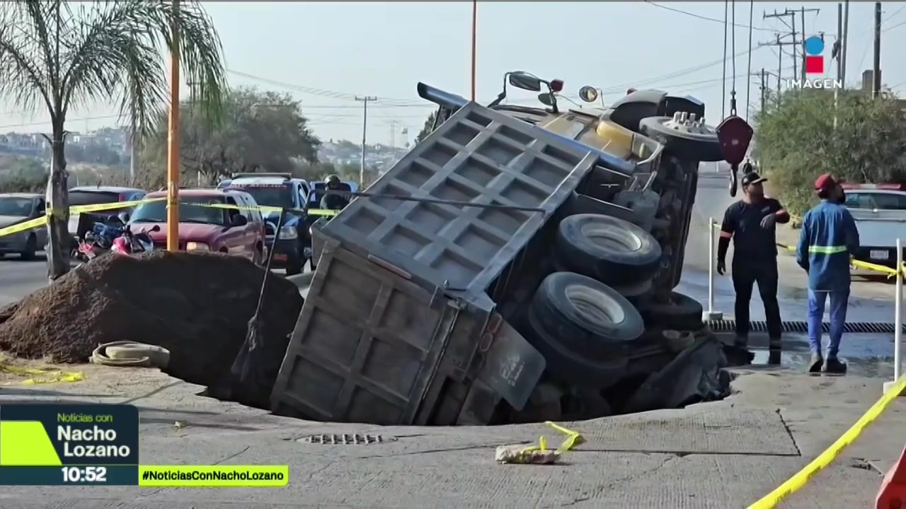 Camión de volteo hundido en un socavón urbano — ejemplo del riesgo que enfrentan los municipios mexicanos